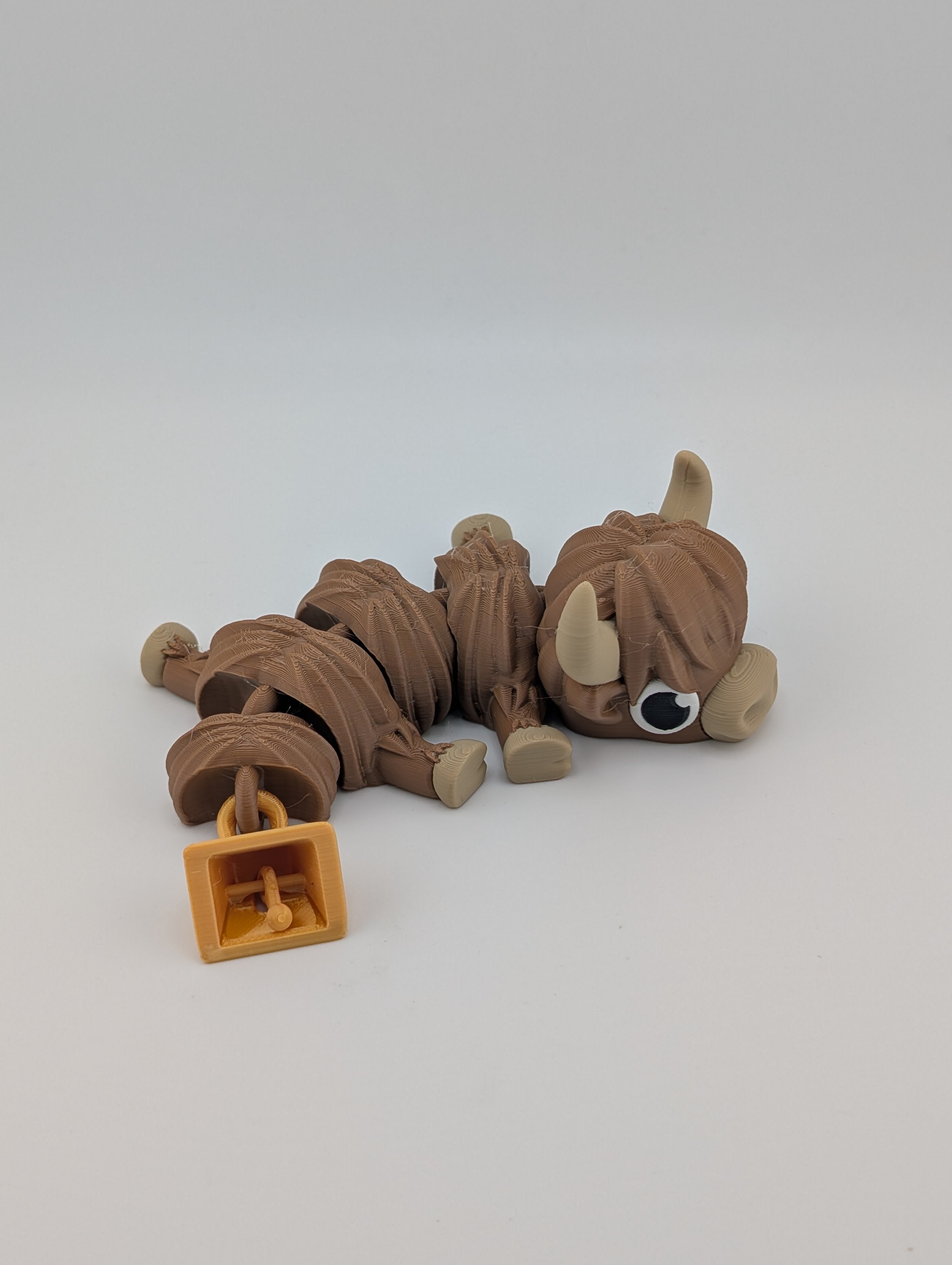 Flexi Highland Cow – Articulated 3D Printed Figure with Gold Tail Bell