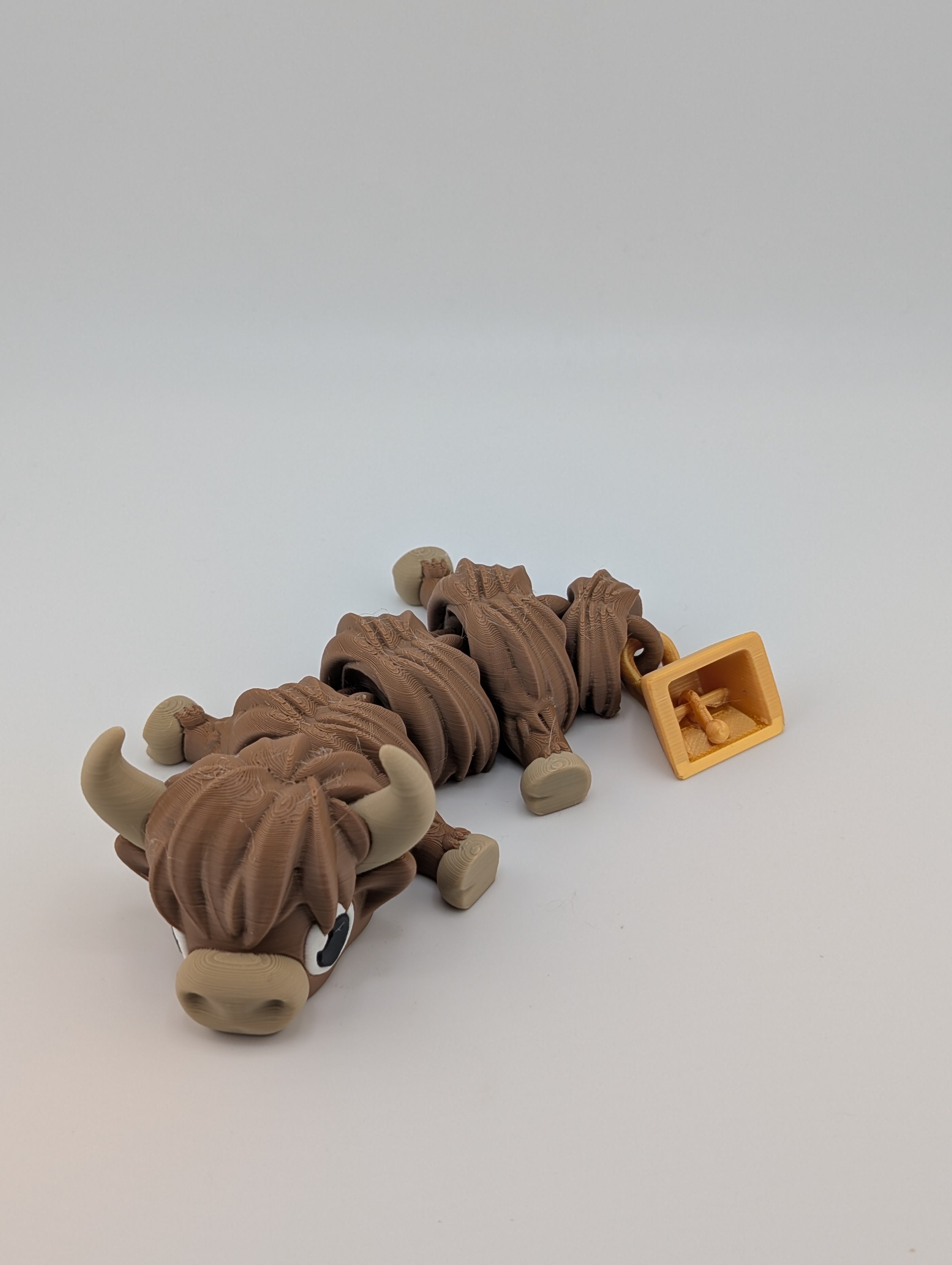 Flexi Highland Cow – Articulated 3D Printed Figure with Gold Tail Bell
