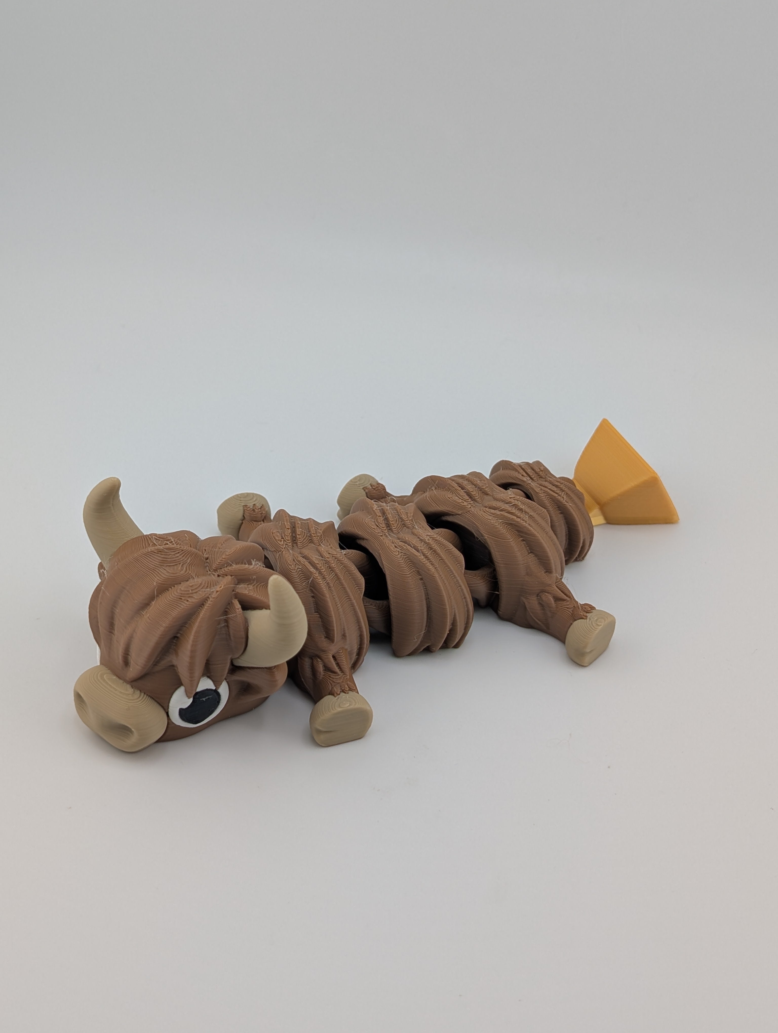 Flexi Highland Cow – Articulated 3D Printed Figure with Gold Tail Bell