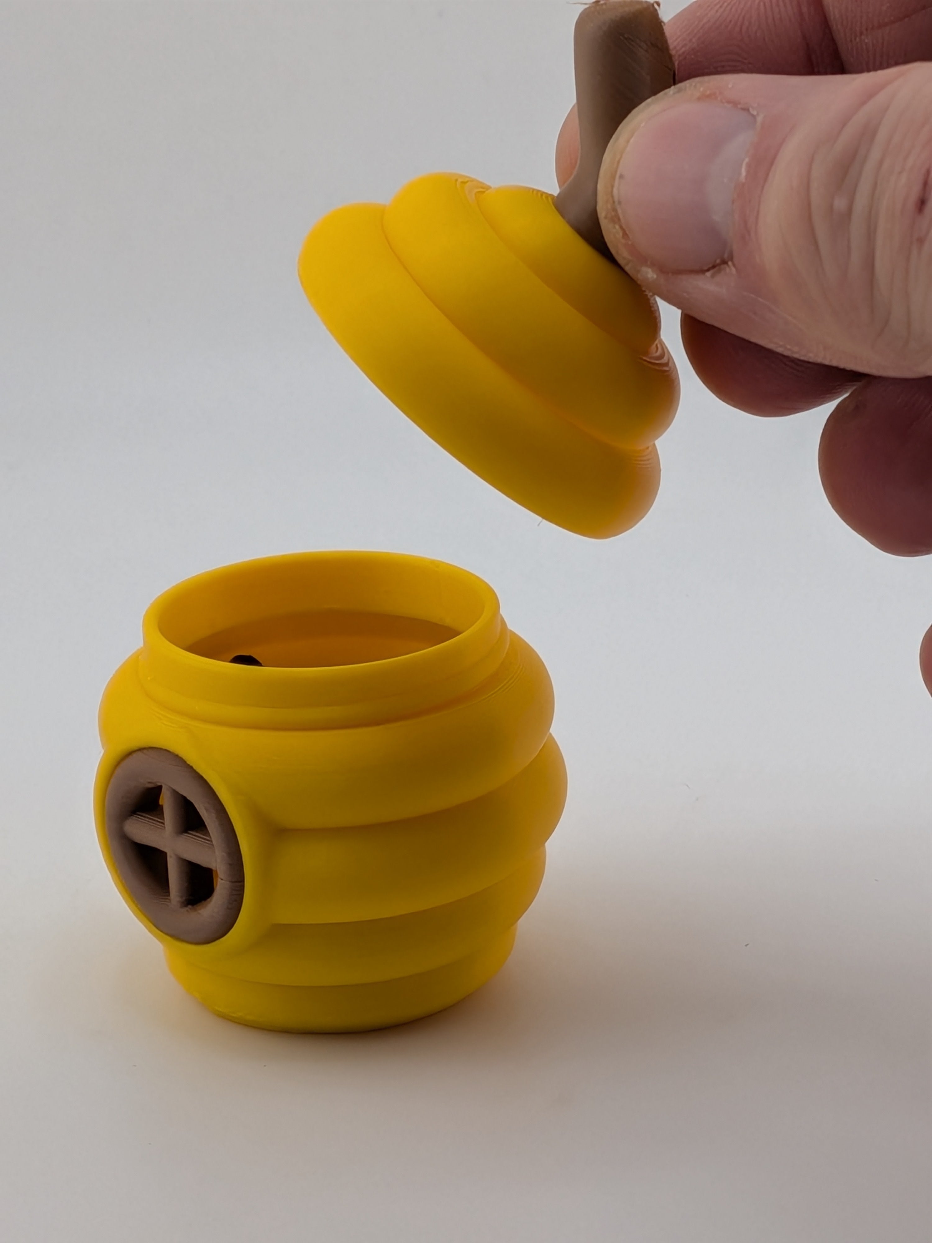 2.6 Inch Mini Beehive Keychain Storage Pot with Articulated Bumblebee Set