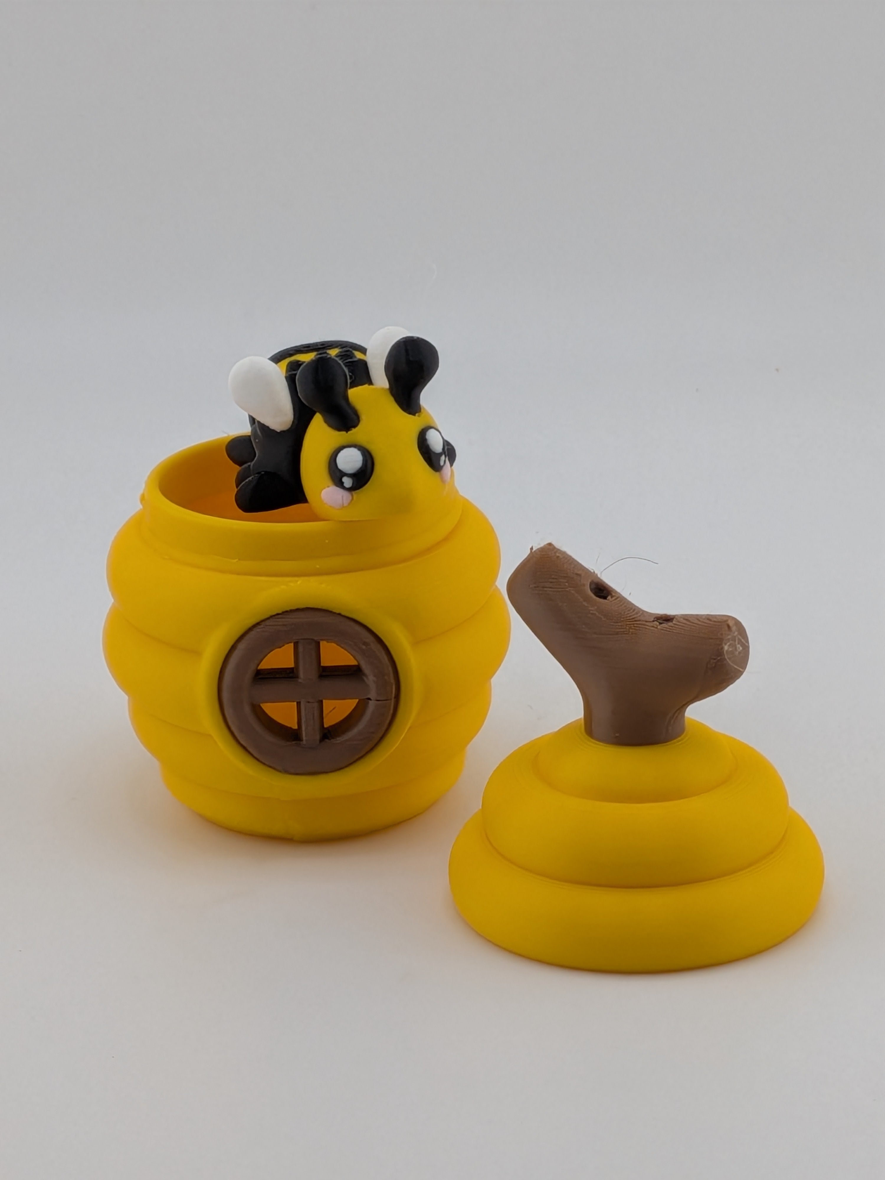 2.6 Inch Mini Beehive Keychain Storage Pot with Articulated Bumblebee Set