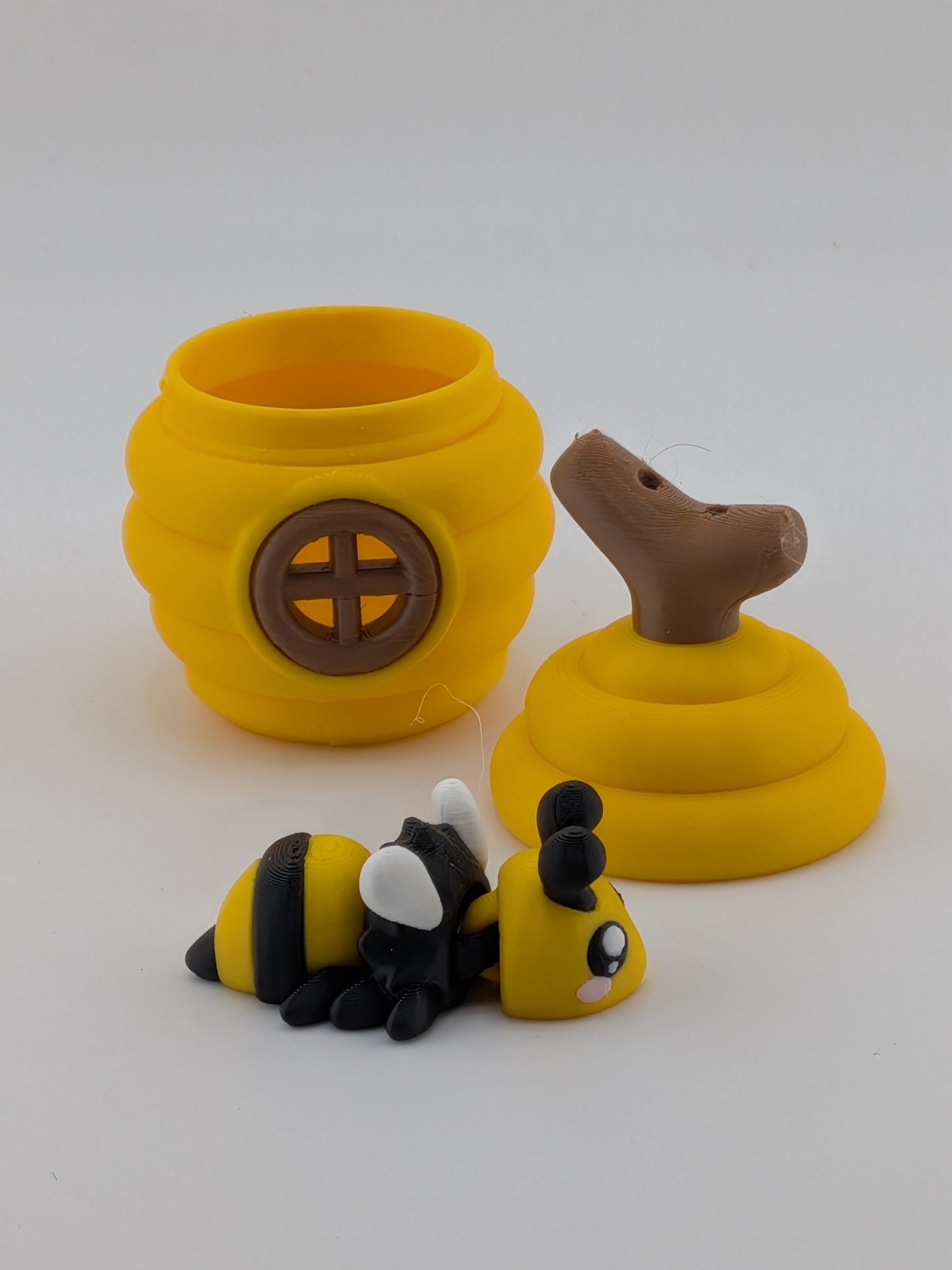 2.6 Inch Mini Beehive Keychain Storage Pot with Articulated Bumblebee Set