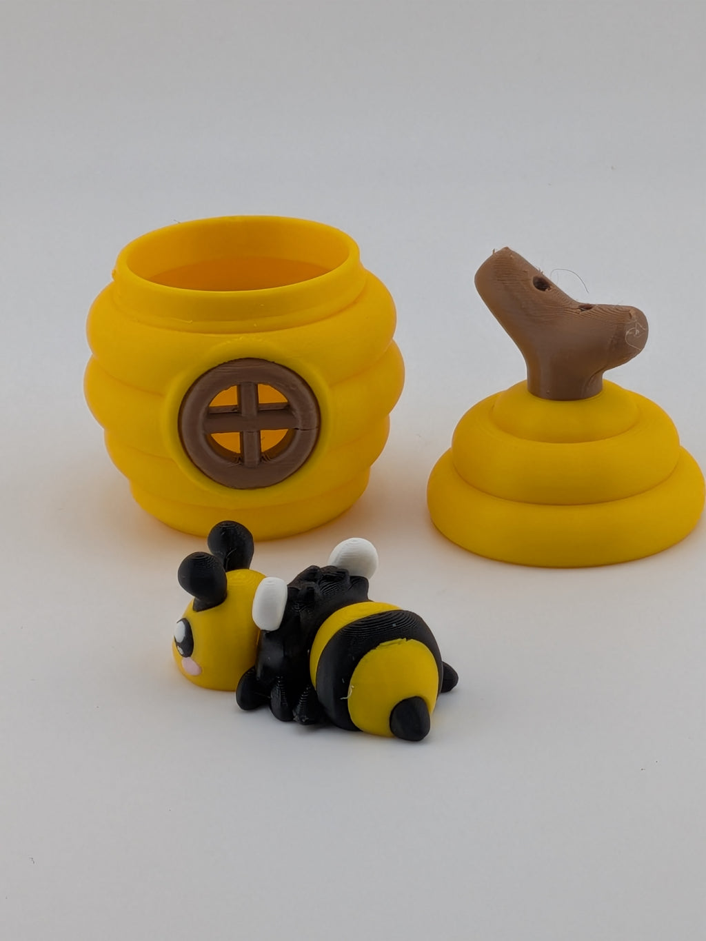 2.6 Inch Mini Beehive Keychain Storage Pot with Articulated Bumblebee Set
