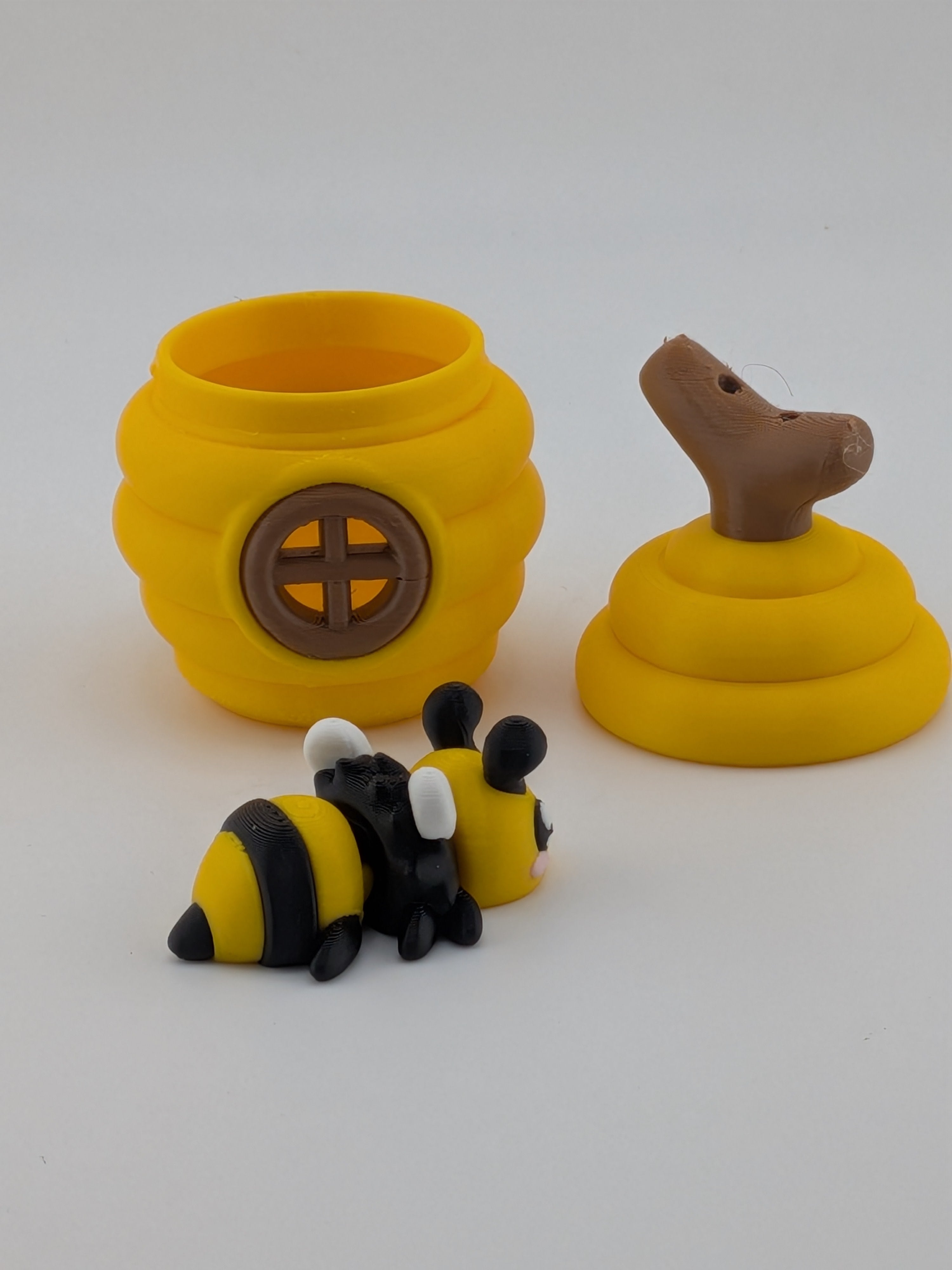2.6 Inch Mini Beehive Keychain Storage Pot with Articulated Bumblebee Set