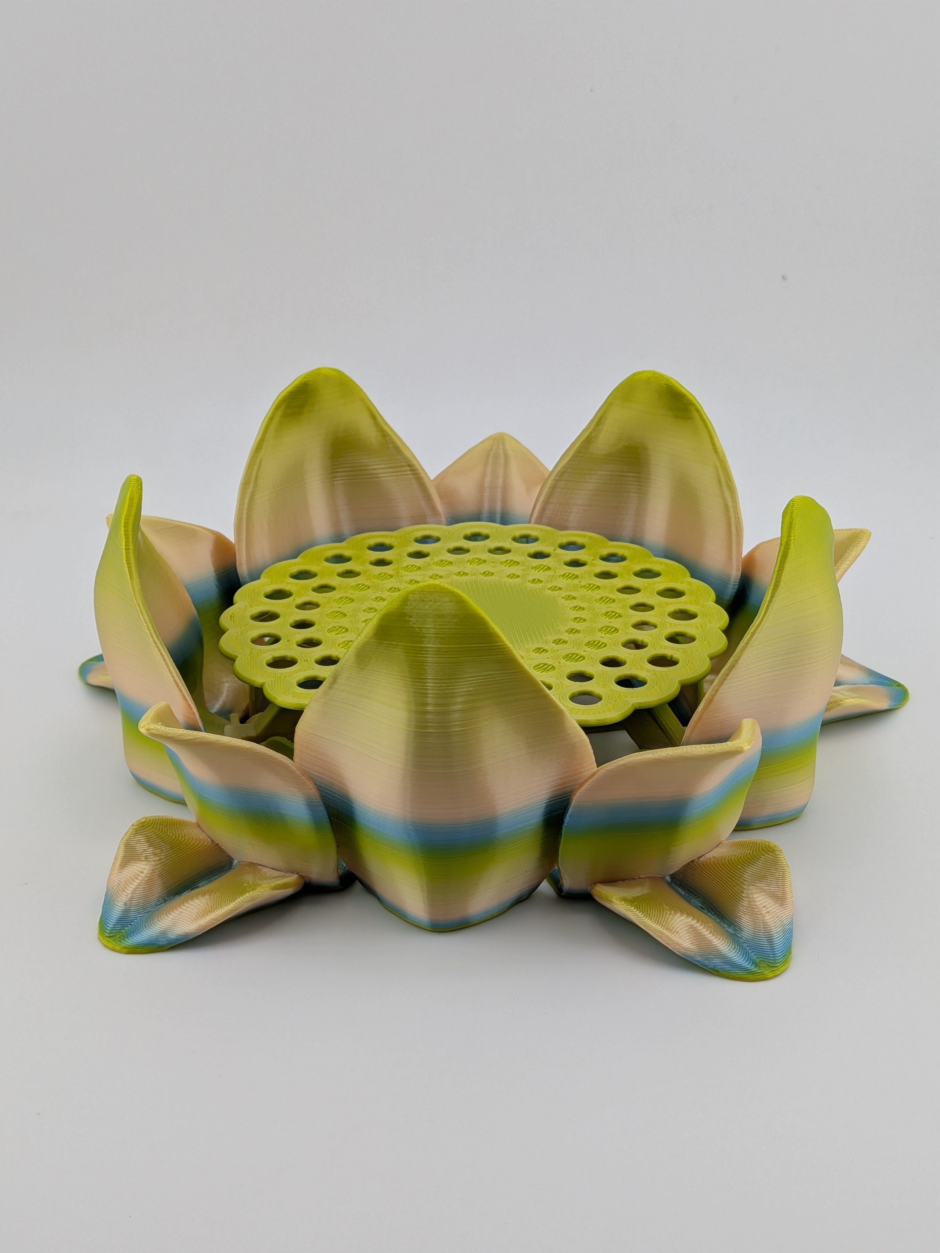 Flower Self-Adjusting Coaster Blooming Water Lily Kinetic Drink Holder