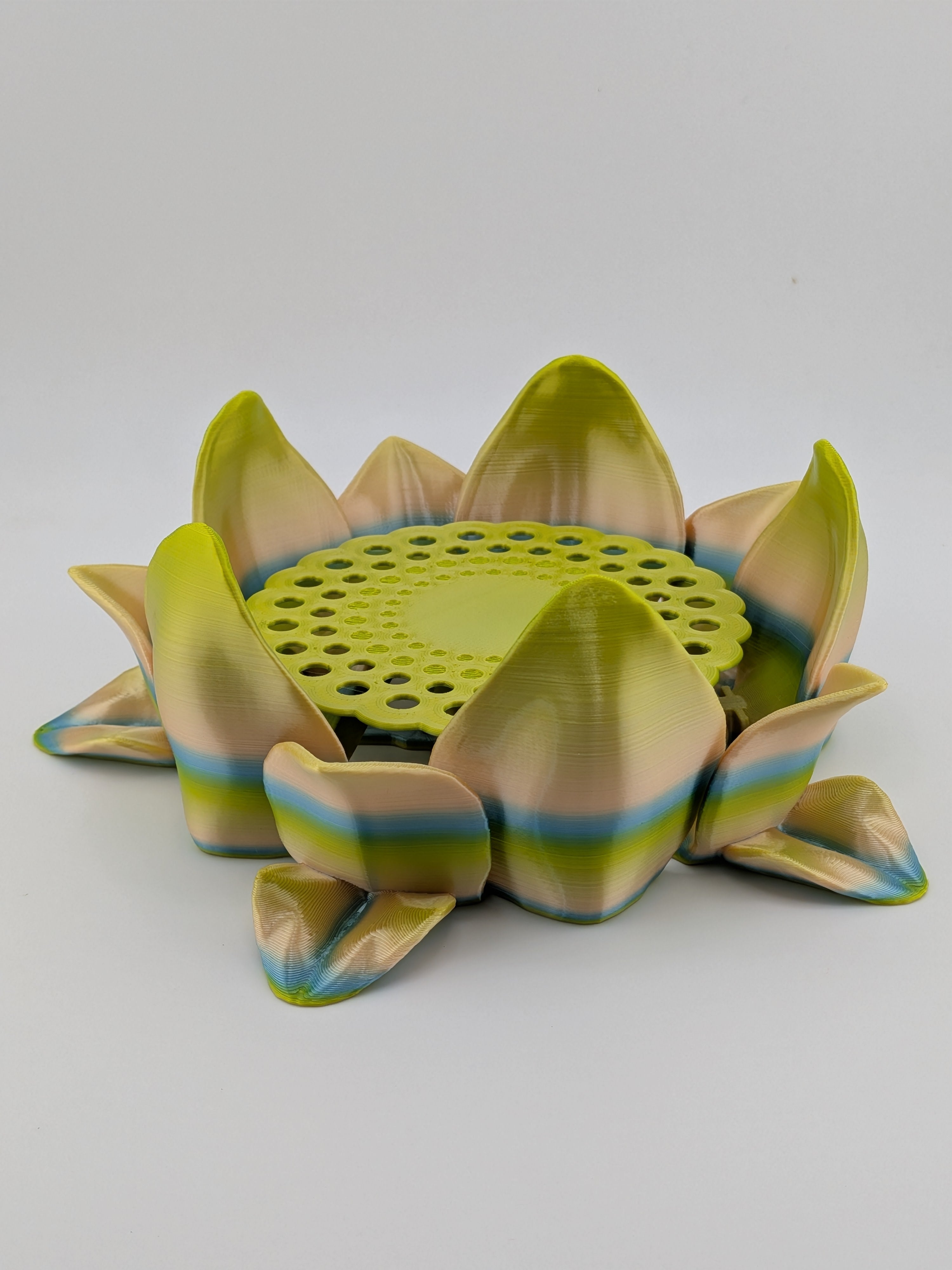 Flower Self-Adjusting Coaster Blooming Water Lily Kinetic Drink Holder