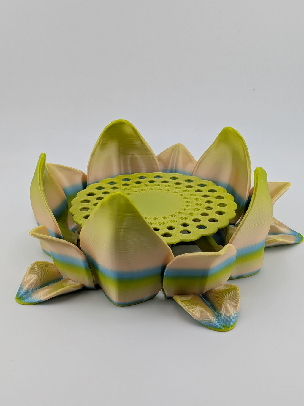 Flower Self-Adjusting Coaster Blooming Water Lily Kinetic Drink Holder