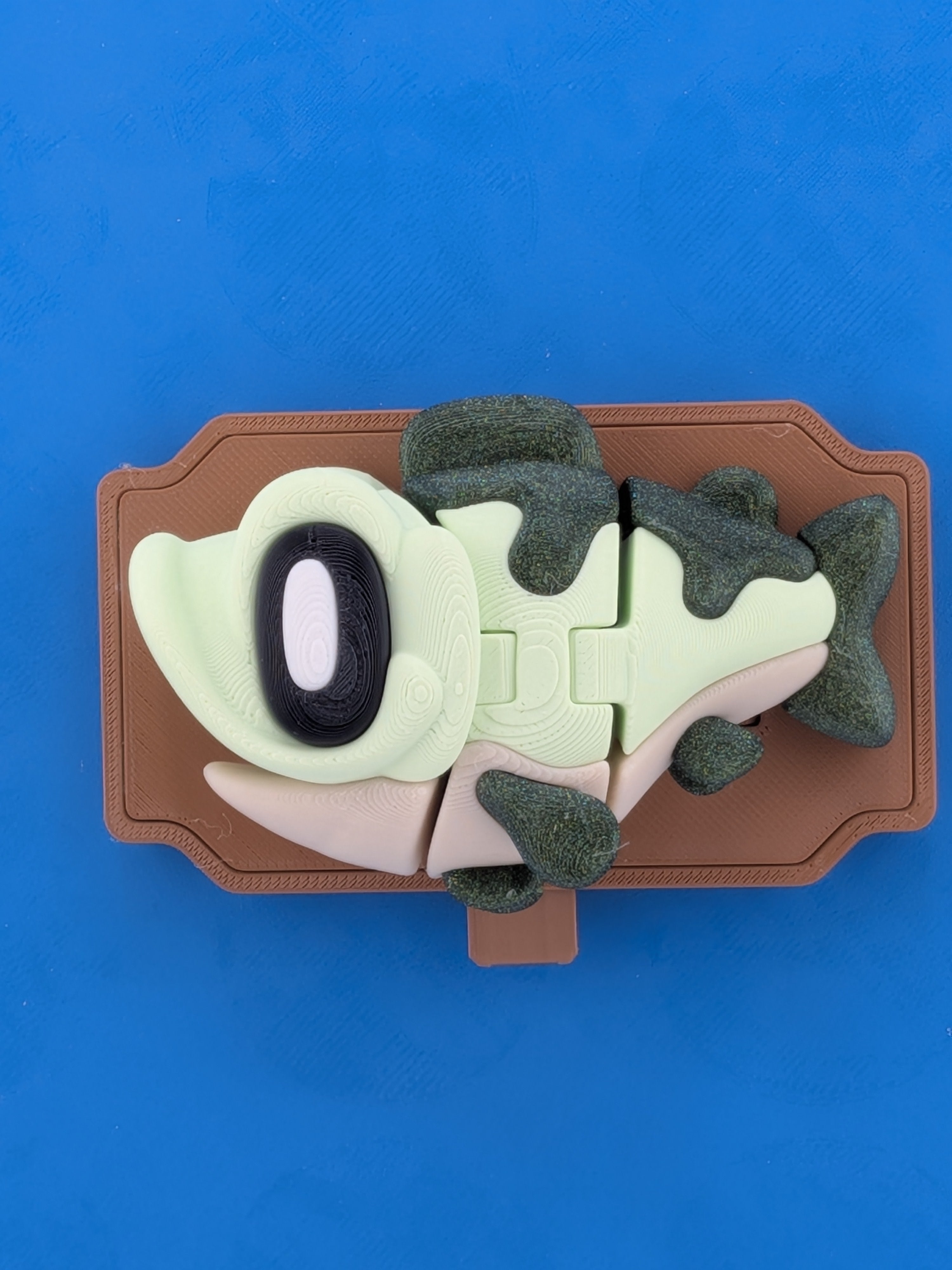 Blobby Bass Mechanical Moving Fish Magnet Interactive Plaque Fidget Toy