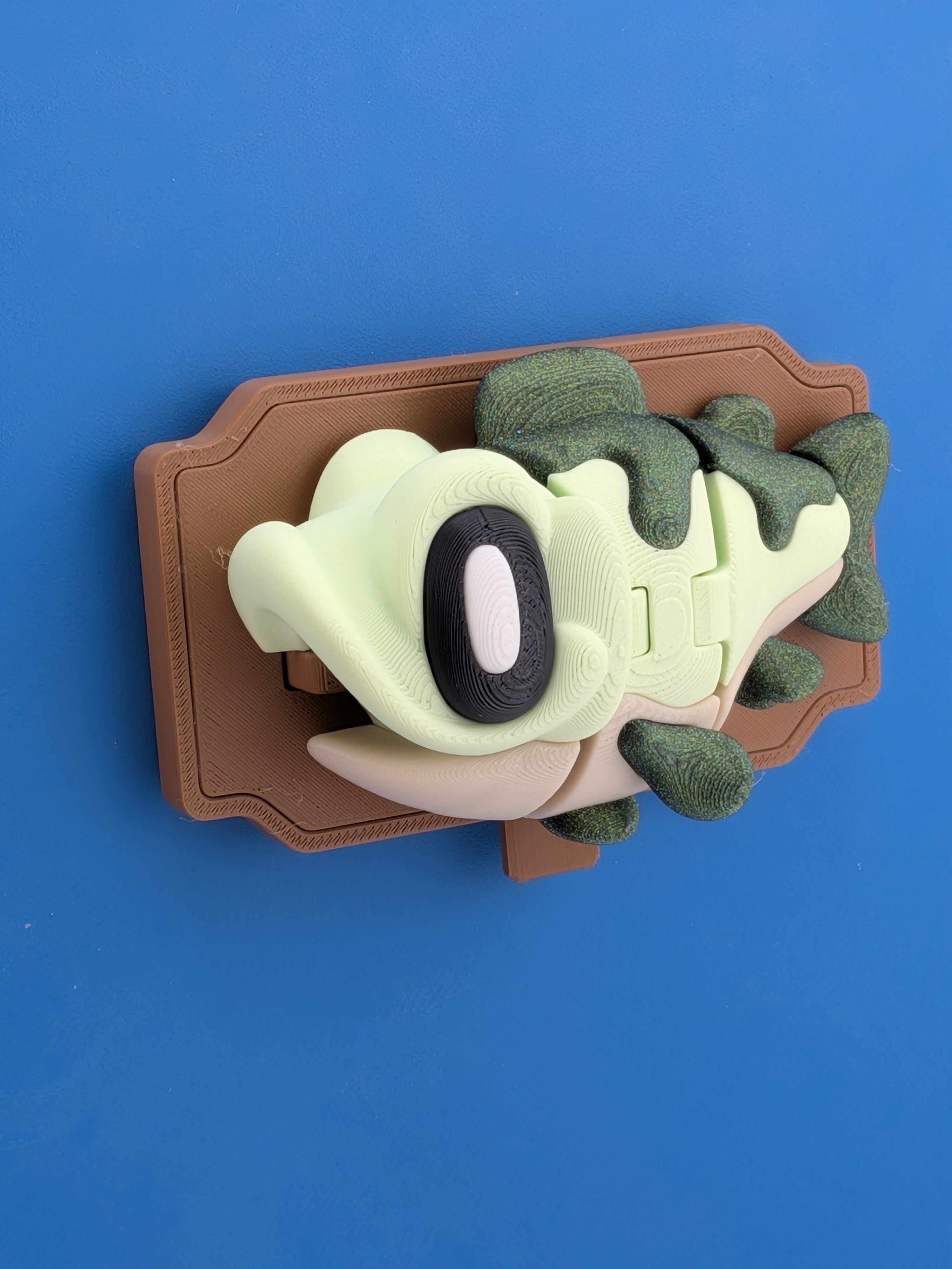 Blobby Bass Mechanical Moving Fish Magnet Interactive Plaque Fidget Toy