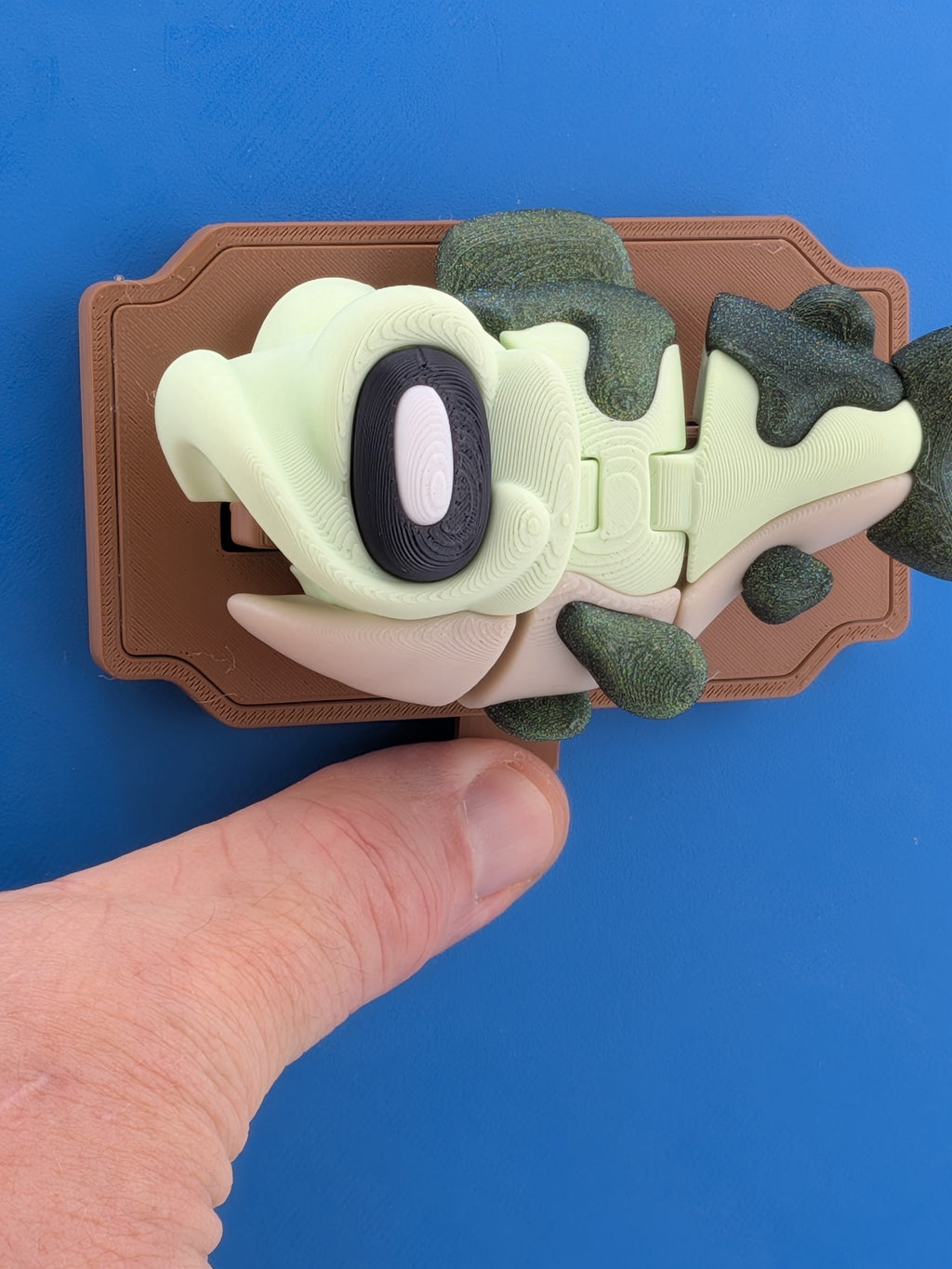 Blobby Bass Mechanical Moving Fish Magnet Interactive Plaque Fidget Toy