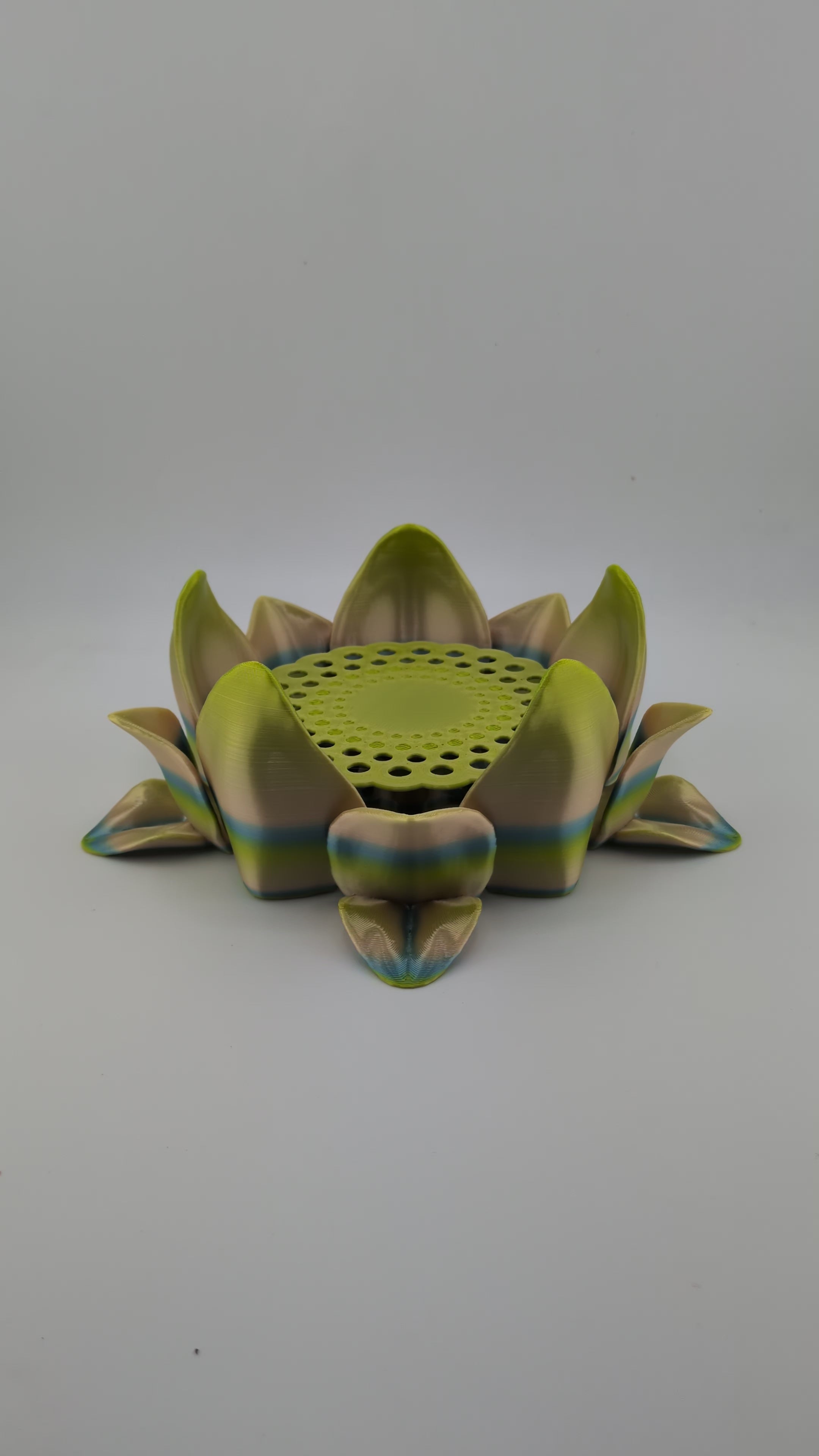 Flower Self-Adjusting Coaster Blooming Water Lily Kinetic Drink Holder