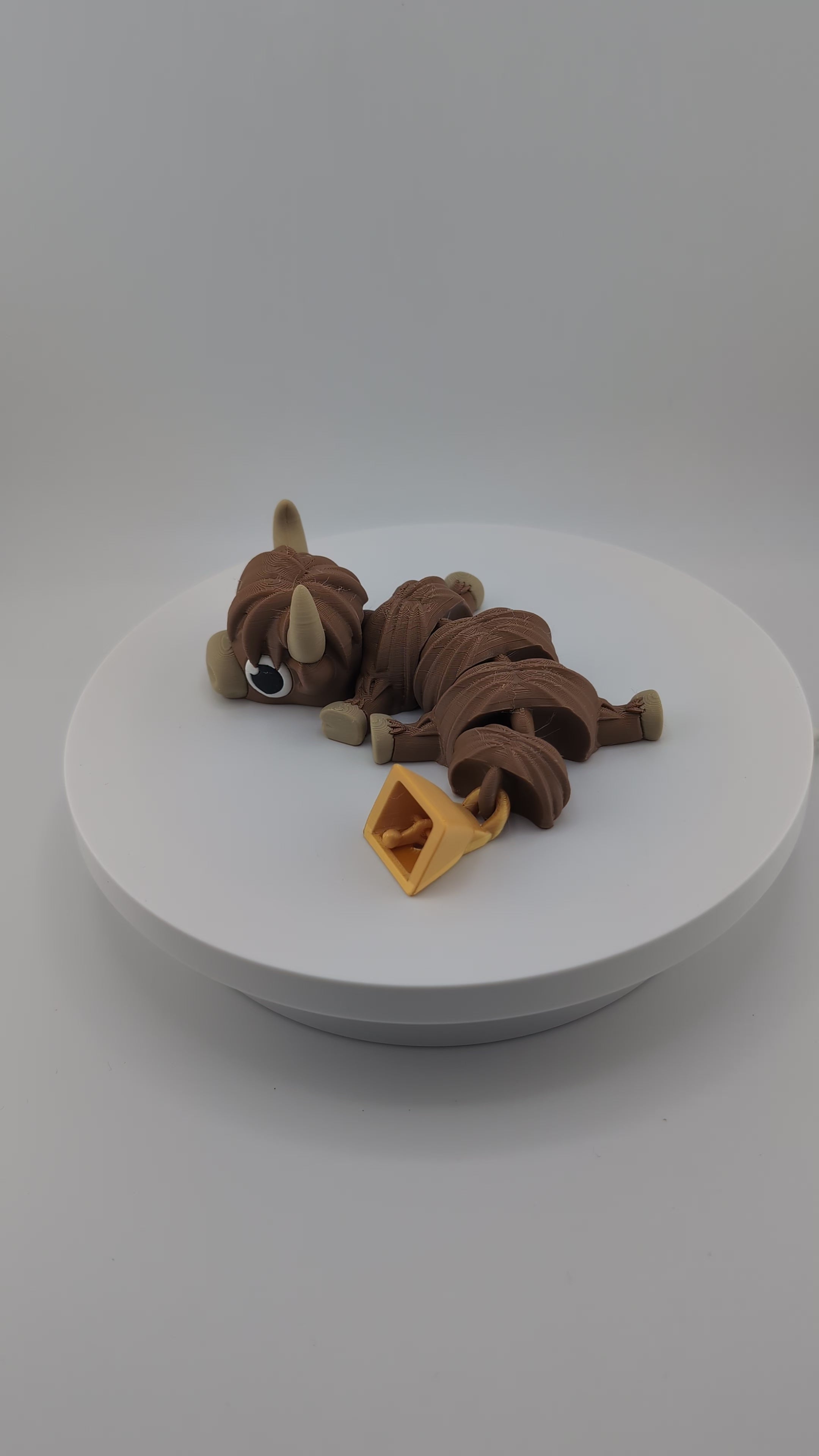 Flexi Highland Cow – Articulated 3D Printed Figure with Gold Tail Bell